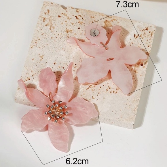 Beautiful Flower Drop Earrings 🌸 - Picture 3 of 3